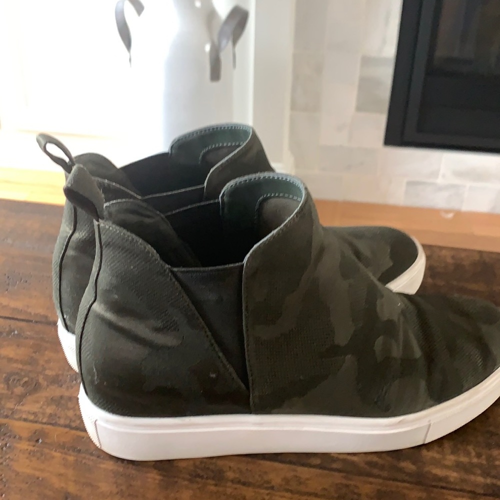 Steve Madden women’s size 8 Camo slip on booties